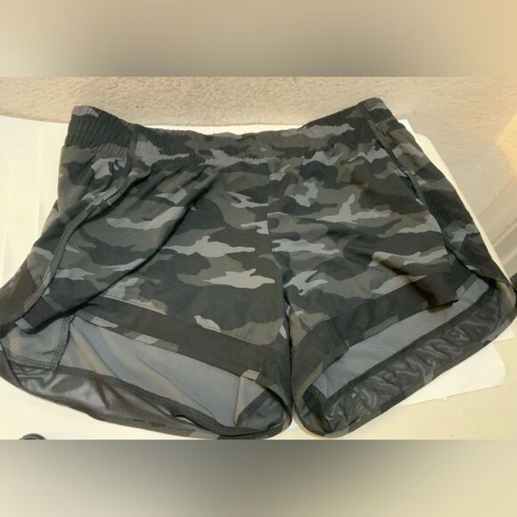 Athleta Printed Mesh Racer Run Lined 4” Black Camo Shorts L EUC - Picture 3 of 4